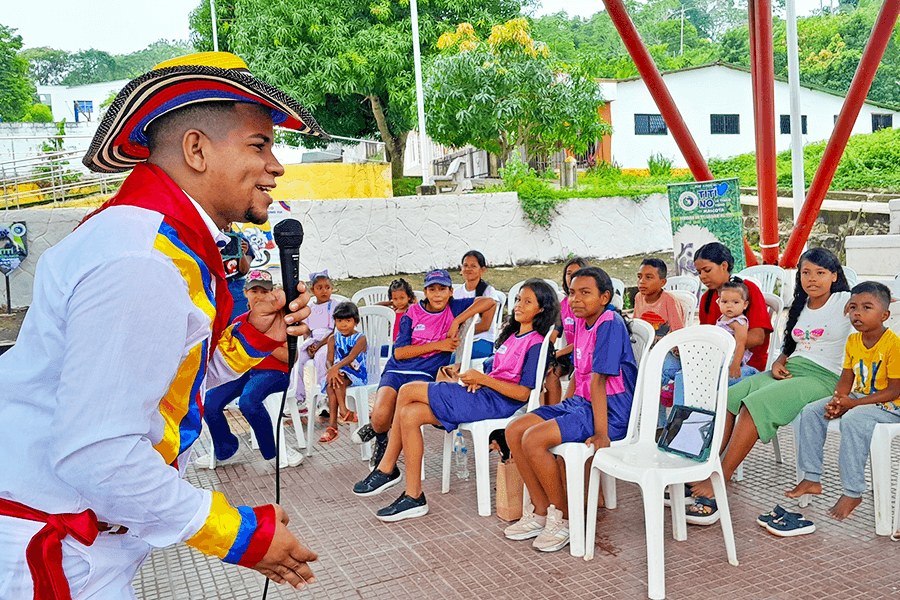 Dario as presenter outside FPT PS SCL TITICUENTO EN ACCION DICIEMBRE 2025