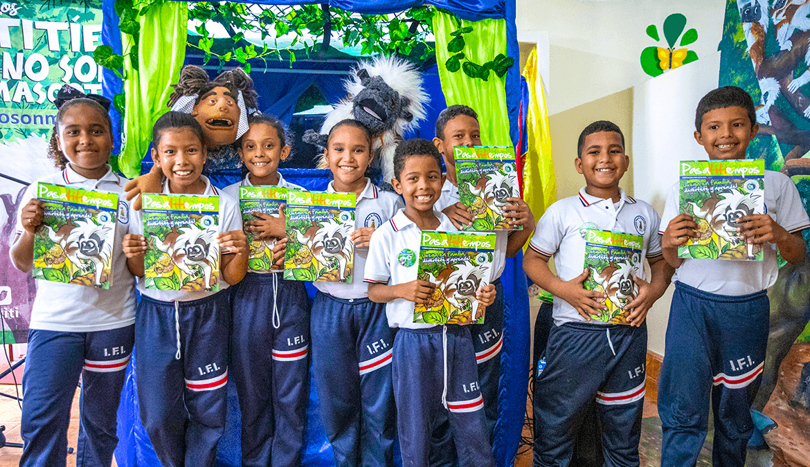 Kids with Salvabosques in front of puppets