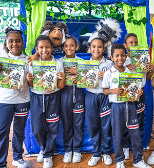 PHOTO CREDIT PROYECTO TITI TITIRITANDO Kids with Salvabosques in front of puppets